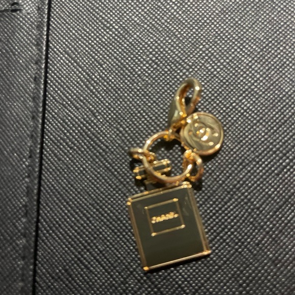 CHANEL HOLIDAY 2023 NOVELTY N°5 PERFUME BOTTLE CHARM - Picture 3 of 3